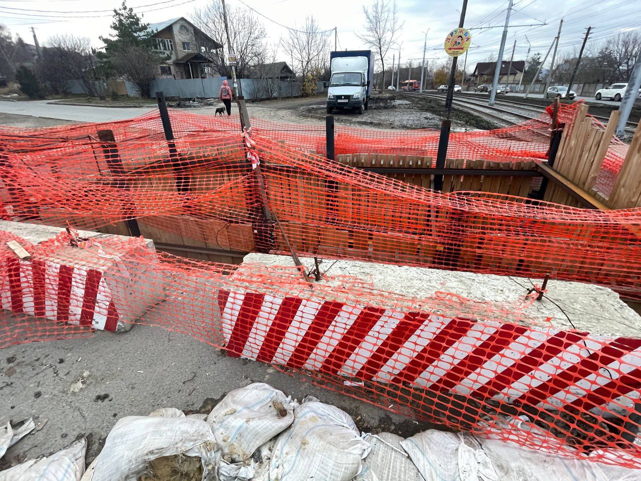 Саратовцы не могут подъехать к своим домам из-за брошенных раскопок на дороге